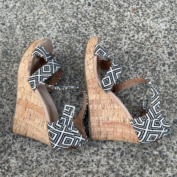 Tom’s. Size 6 black/ white. Sandal - Picture 3 of 6